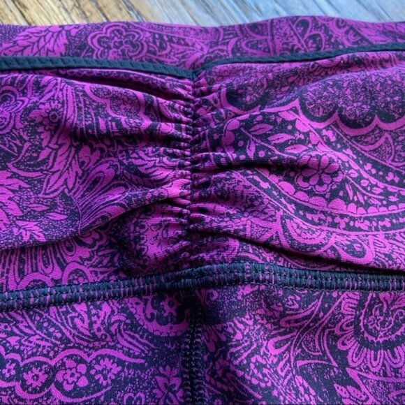 Lululemon Outrun 17" CropAntique Paisley Deep Fuschia Black / Black size 8 - Picture 9 of 13